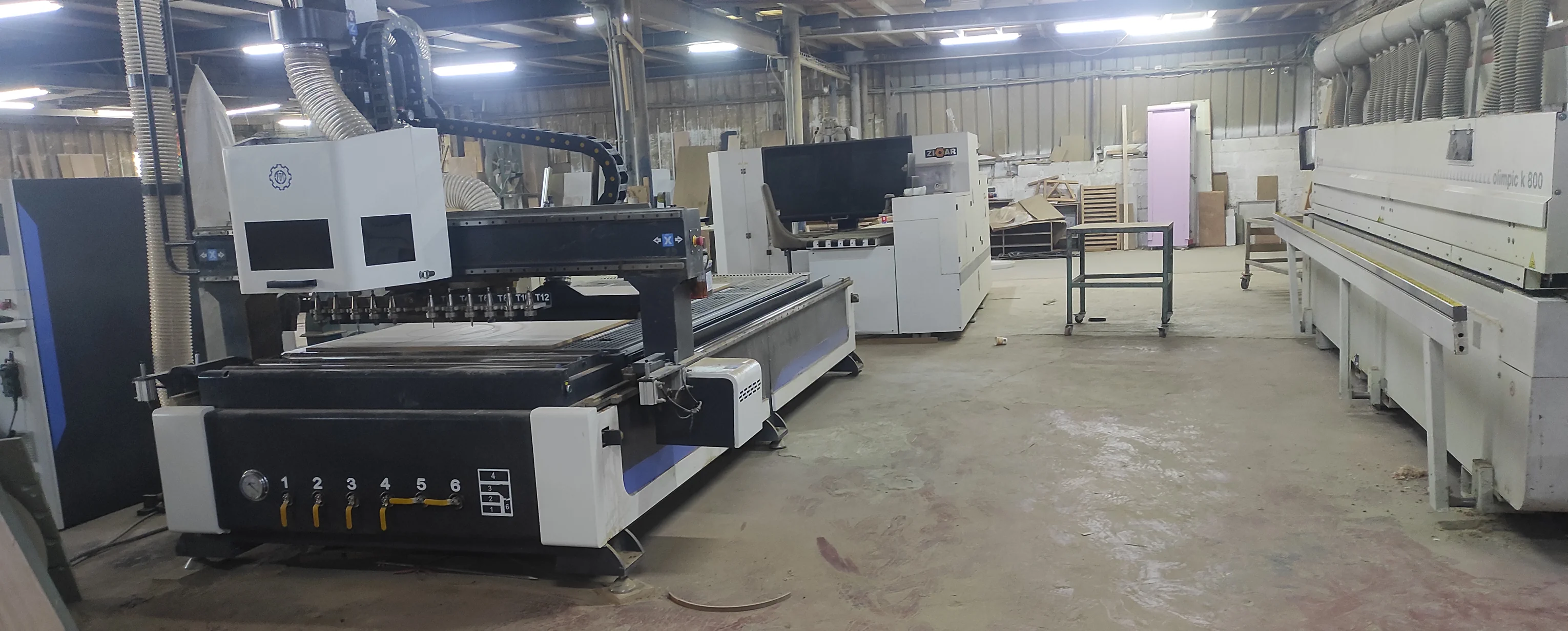 מכונת CNC ומכונת קנטים בנגריית ארט גלרי